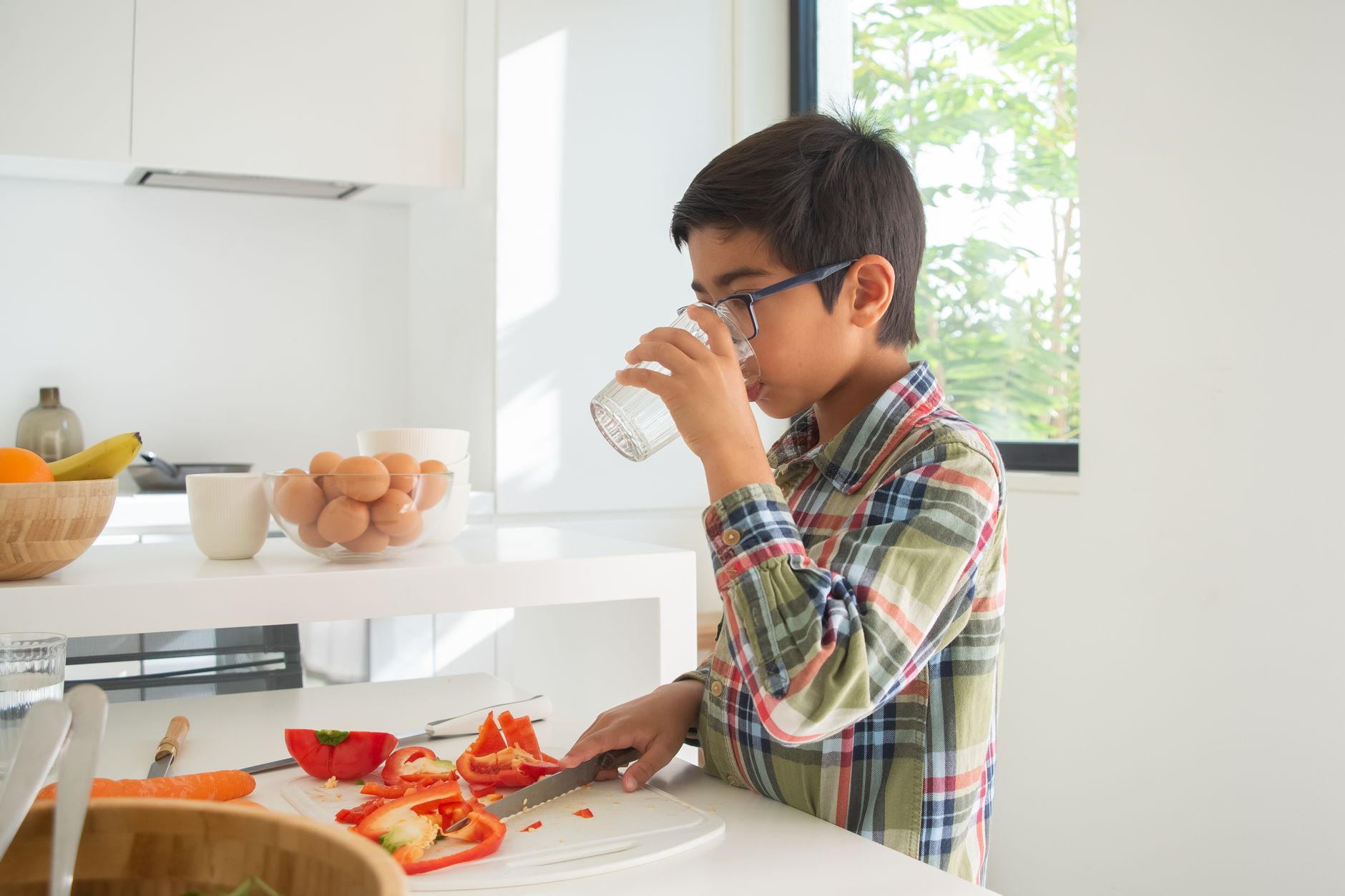 Ребёнок один дома: с какого возраста можно и как подготовить